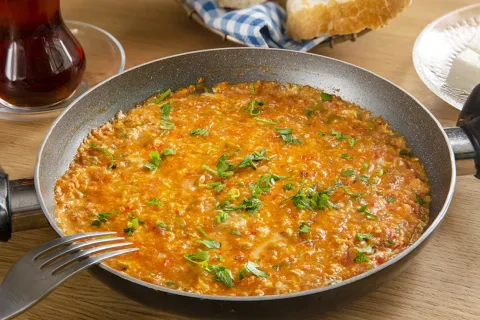 Tam Ölçülü Menemen Tarifi: Sulu ve Lezzetli Olmasının Püf Noktası