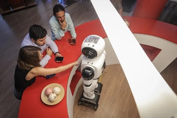 Türkiye’de Yerli Robot “Adam” İşbaşı Yaptı: Ziyaretçileri Karşılayıp Soruları Yanıtlıyor
