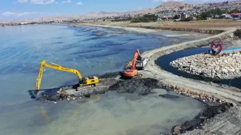 Van Gölü’nde Dip Çamuru Seferberliği: Kıyıdaki Birikintiler Temizleniyor